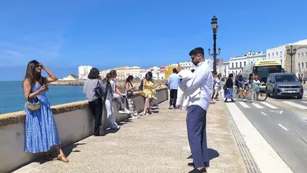 Turistas fotografiándose en el campo del sur de Cádiz