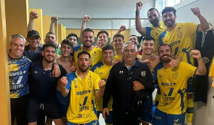 Jugadores y cuerpo técnico del CD Virgili celebran el éxito en el vestuario.