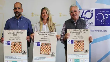 Encargados de presentar el torneo de ajedrez en pie, sosteniendo el cartel, con fondo de la fundación en tonos azulados.