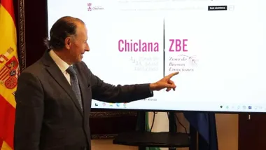 José María Román, señala una pantalla de la web donde está la información del ZBA.