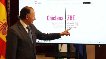 José María Román, señala una pantalla de la web donde está la información del ZBA.