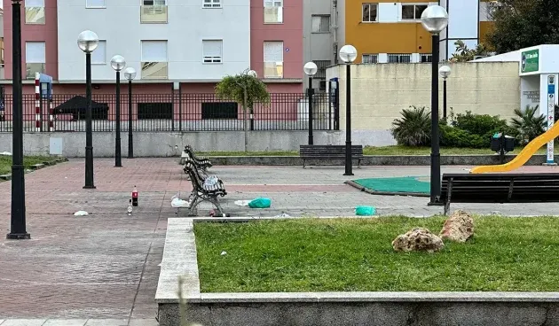 Basura en la Plaza Carlos Díaz junto a la zona de juegos infantiles