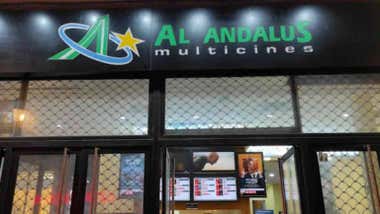 Refugiarse de la lluvia en el cine del barrio. La cartelería del cine Al-Andalus del centro de Cádiz