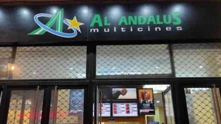 Refugiarse de la lluvia en el cine del barrio. La cartelería del cine Al-Andalus del centro de Cádiz