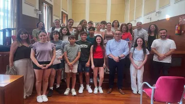Adolescentes, niños y niñas, reunidas con los representantes municipales de Chiclana en el Ayuntamiento.