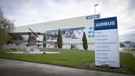 Fábrica de Airbús en Cádiz con un avión antiguo a la izquierda.