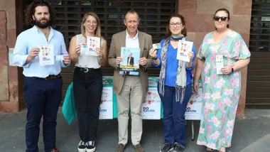 El alcalde José María Román y los miembros de Alcer Cádiz posan sosteniendo el cartel del Día de la Donación.