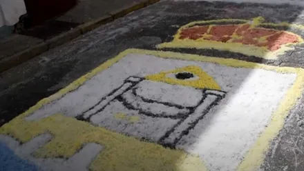 Realización de una alfombra de sal en tonos amarillos y azules.