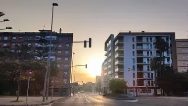Amanece en Cádiz, entre dos edificios de la Avenida de Huelva.
