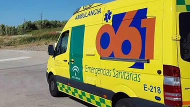 Ambulancia amarilla y verde del 061 de la Junta de Andalucía.