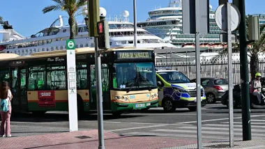 Autobús urbano de Cádiz fuera de servicio circulando frente al muelle de la ciudad.