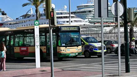 Autobús urbano de Cádiz fuera de servicio circulando frente al muelle de la ciudad.