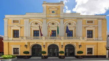 Fachada del Ayuntamiento de Chiclana, destaca el tono amarillo pastel de la misma.