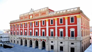 Fachada del Consistorio de San Fernando destacando los tonos rojizos.