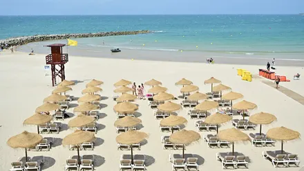 Bandera amarilla en la playa de Santa María del Mar de Cádiz