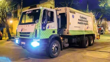 Camión blanco y verde de recogida de basura en San Fernando.
