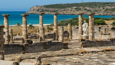 Columnas del yacimiento de Bolonia con el mar de fondo.