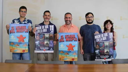 Delegado junto con organizadores de las actividades de juegos de mesa en Chiclana.