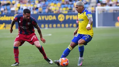 Brian Ocampo intenta regatear a un jugador del Huesca