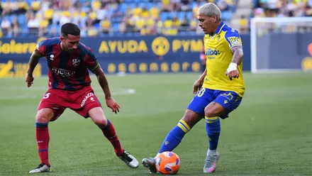 Brian Ocampo intenta regatear a un jugador del Huesca