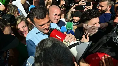 Momentos de tensión a las puertas del Ayuntamiento de Cádiz: Bruno García sale a recibir a los trabajadores del metal