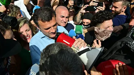 Momentos de tensión a las puertas del Ayuntamiento de Cádiz: Bruno García sale a recibir a los trabajadores del metal