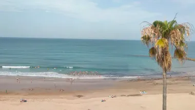 Cielos principalmente despejado en la playa de Santa María del Mar de Cádiz.
