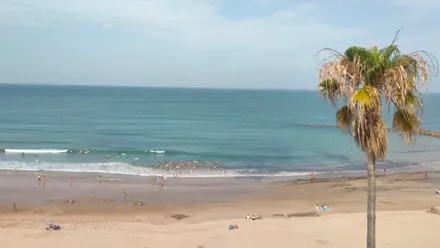 Cielos principalmente despejado en la playa de Santa María del Mar de Cádiz.