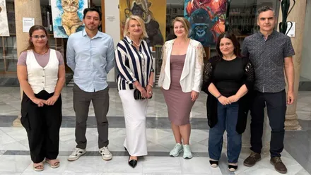 Seis personas, entre representantes municipales y autores, en la presentación de "Errantes" en Chiclana. Posan delante de la cámara.