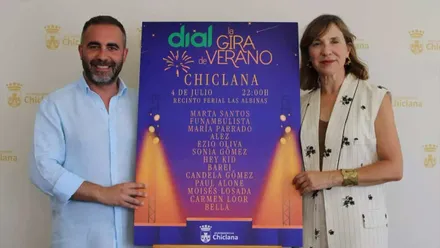 Fede Díaz y Lourdes Acosta junto al cartel de Cadena Dial.