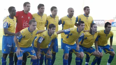 Un once inicial del Cádiz en la temporada 2009-20010.