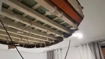 Desalojado un edificio en el centro de Cádiz tras la caído de parte de un techo de una vivienda