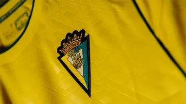 Anticipo mostrado por el Cádiz CF de su camiseta para la temporada 2025-26