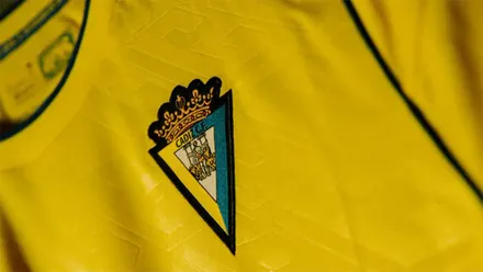 Anticipo mostrado por el Cádiz CF de su camiseta para la temporada 2025-26