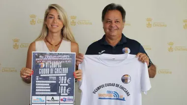Isabel Butrón y Emilio Aliaño sostienen una camiseta del Campus de Chiclana.