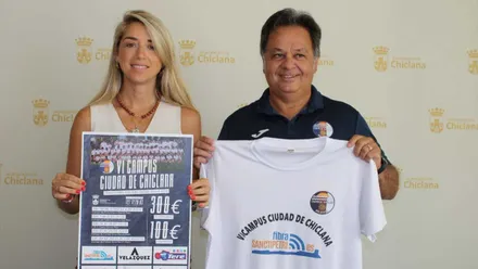 Isabel Butrón y Emilio Aliaño sostienen una camiseta del Campus de Chiclana.