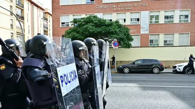 Detenidos, cargas y tensión: la huelga del metal sigue viva en Cádiz pese al preacuerdo entre UGT y la patronal