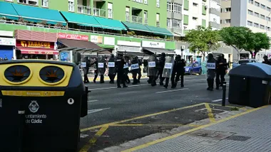 Detenidos, cargas y tensión: la huelga del metal sigue viva en Cádiz pese al preacuerdo entre UGT y la patronal