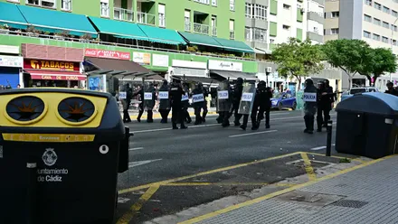 Detenidos, cargas y tensión: la huelga del metal sigue viva en Cádiz pese al preacuerdo entre UGT y la patronal