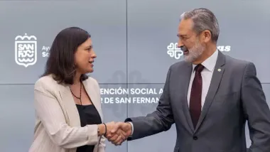 Estrechón de manos de Patricia Cavada y Vicente Pablo Ortells.