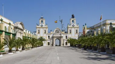 Entrada al edificio de La Carraca en San Fernando con puerta principal y dos torres.