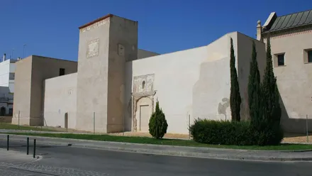 Fachada en color claro del Castillo de San Romualdo, destaca la torre central.