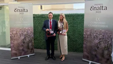 José Luis Ferrer e Isabel Butrón posando junto a los premios logrados por Cemabasa.