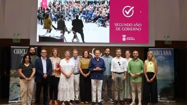 El equipo de gobierno de Chiclana posa con motivo de los dos años de mandato bajo una pantalla que así lo indica.