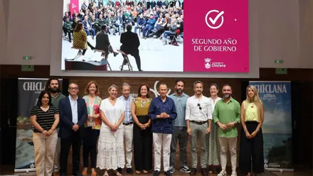 El equipo de gobierno de Chiclana posa con motivo de los dos años de mandato bajo una pantalla que así lo indica.