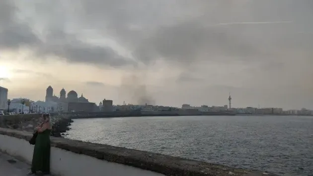 Imagen del cielo de Cádiz desde el Campo del Sur a primera hora de la mañana. El humo de las barricadas parecía nublar el día.