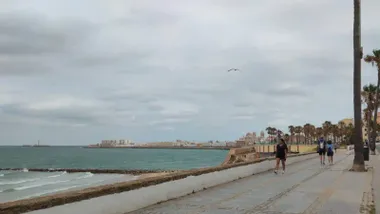 Cielos nublados en Cádiz desde la playa de Santa María del Mar
