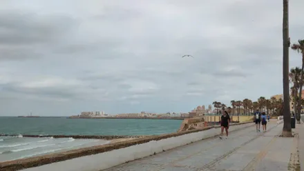 Cielos nublados en Cádiz desde la playa de Santa María del Mar