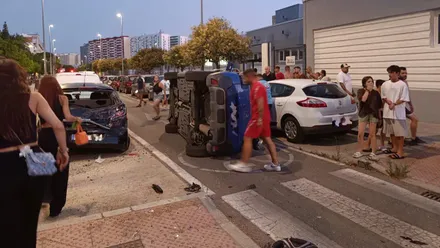 Vehcículo volcado tras la colisión