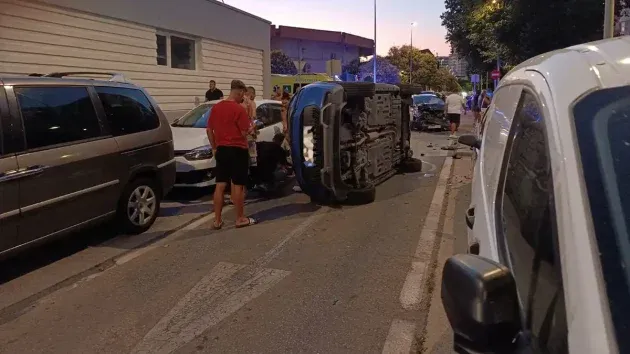 Un herido en una brutal colisión entre dos vehículos en la Barriada de la Paz de Cádiz